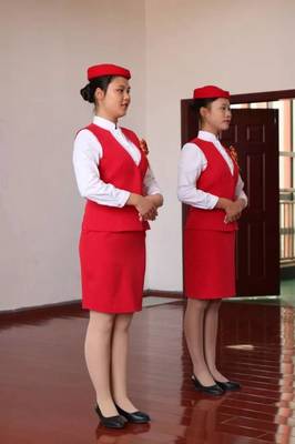 吉水团县委组织勤练礼仪迎来宾，服务活动敬万里