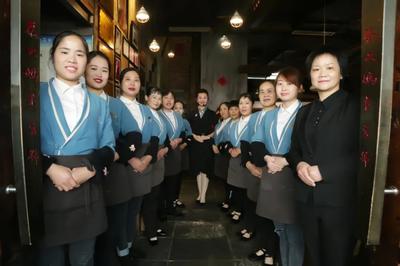 张家界秦大妈美食服务礼仪培训 对标国际标准，提升服务质量